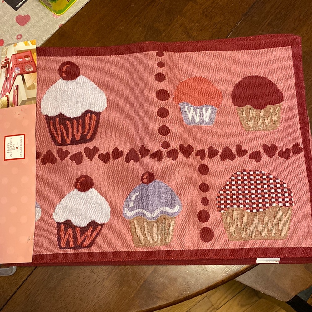 BNWT valentines table runner
